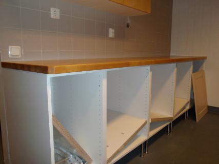 Montering av köksstommar och massiv björkbänkskiva